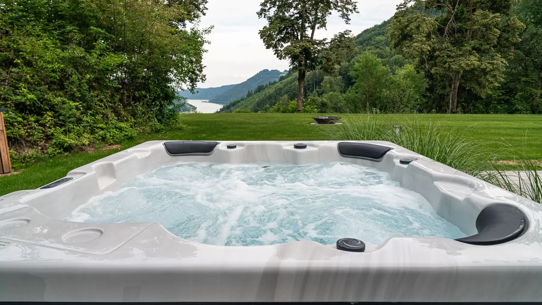 Außen-Whirlpool mit Blick ins Donautal